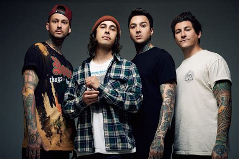 What Genre of Music is Pierce the Veil: An Insight into Their Unique Sound